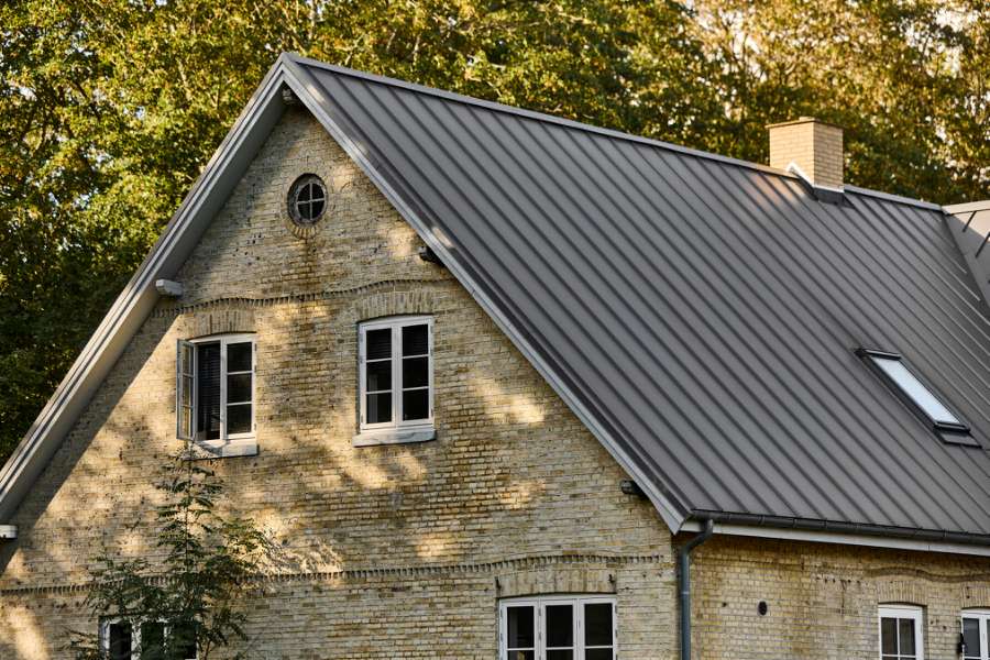 Fart over feltet på istandsat Faxe-herregård med nyt ståltag, Feddet 27, 4640 Faxe